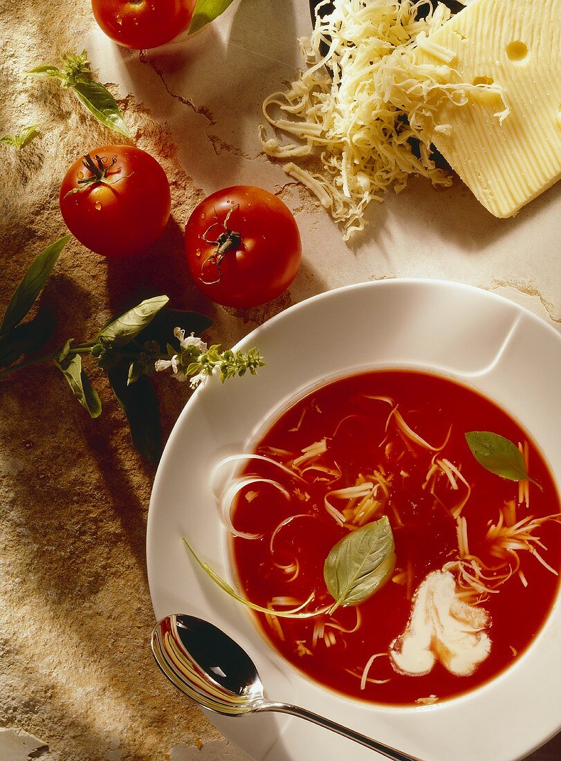 Tomatensuppe mit Käse und Sahne