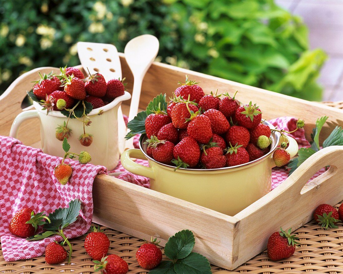 Erdbeeren im Kochtopf und Krug