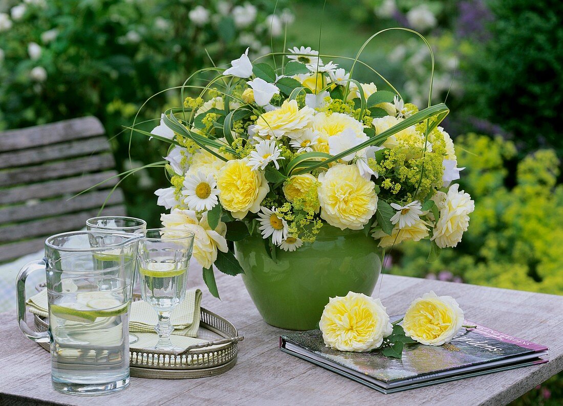 Strauss aus gelben Rosen, Margeriten und Glockenblumen