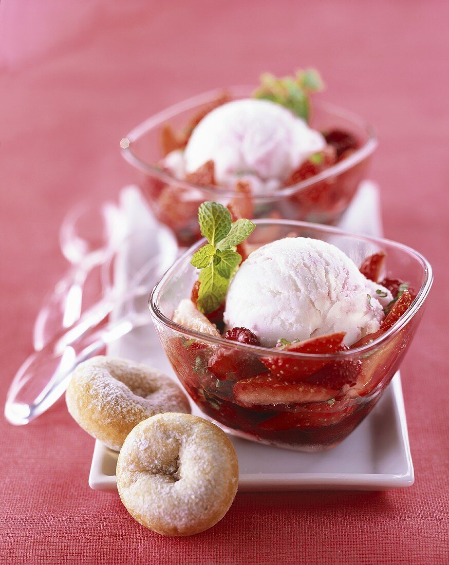 Eisdessert mit Erdbeeren