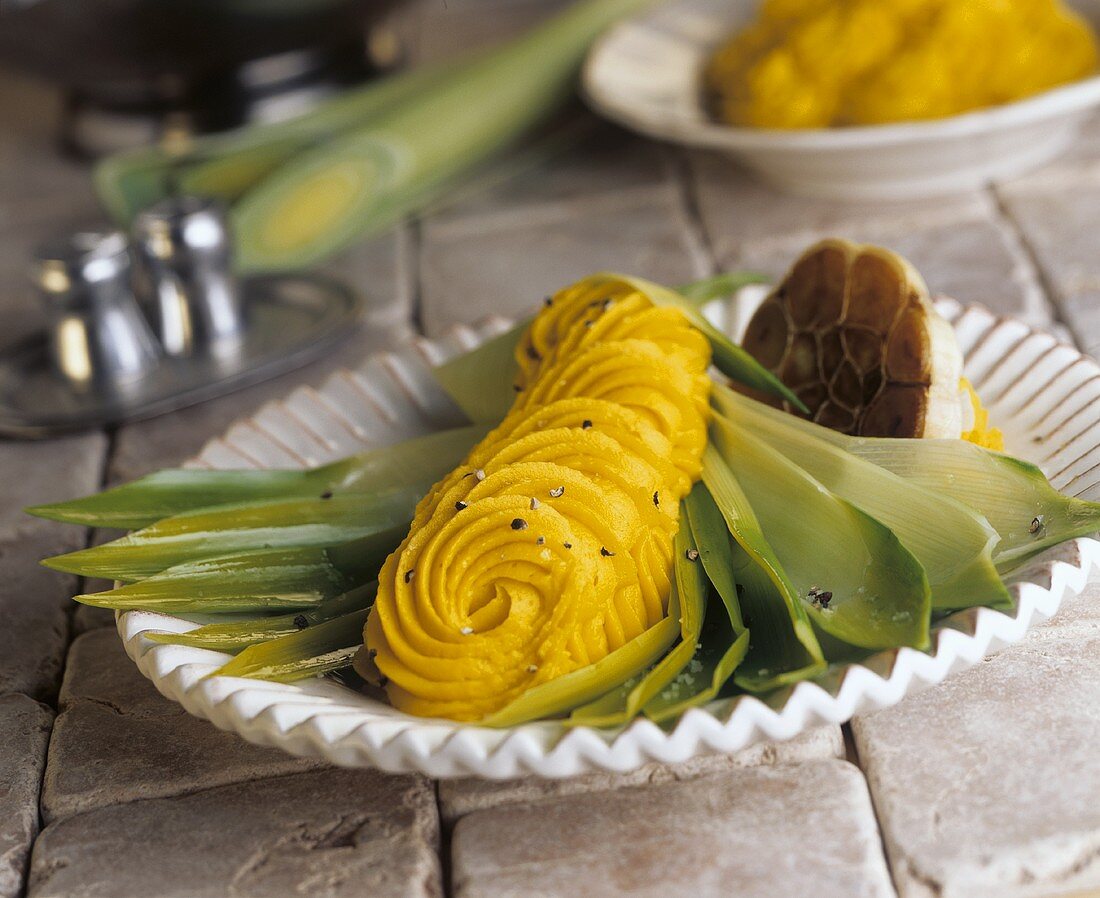 Kartoffelpüree mit Kurkuma, Knoblauch und Lauch