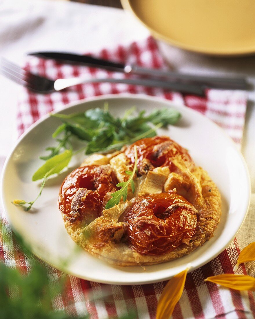 Tomatentarte mit Anchovis und Ziegenkäse