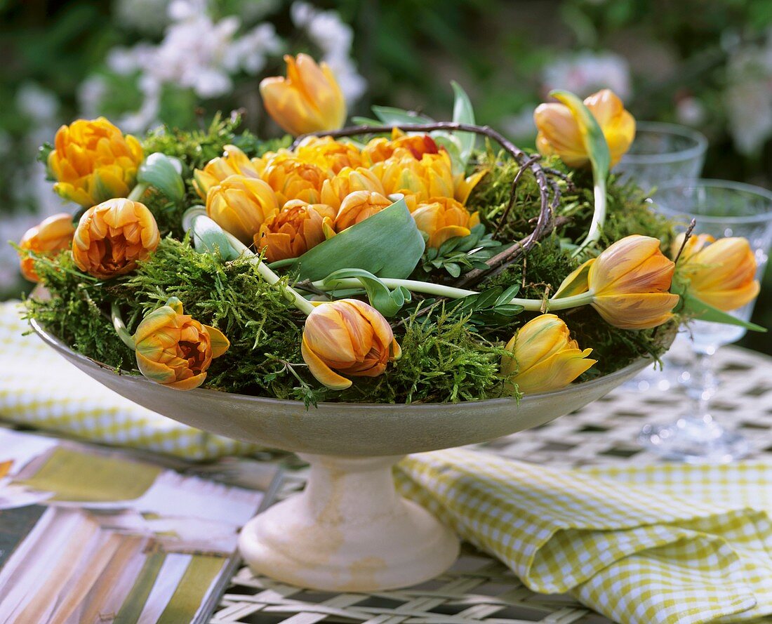 Mooskranz mit Tulpen (Sorte: Orange Princess)