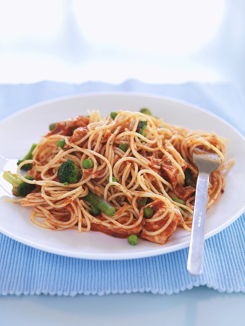 Spaghetti with chicken, tomato sauce, broccoli, peas