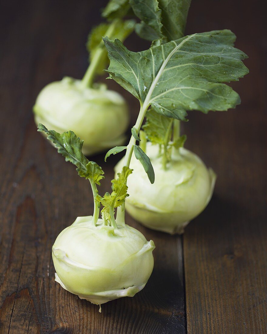 Drei Kohlrabis auf Holzuntergrund