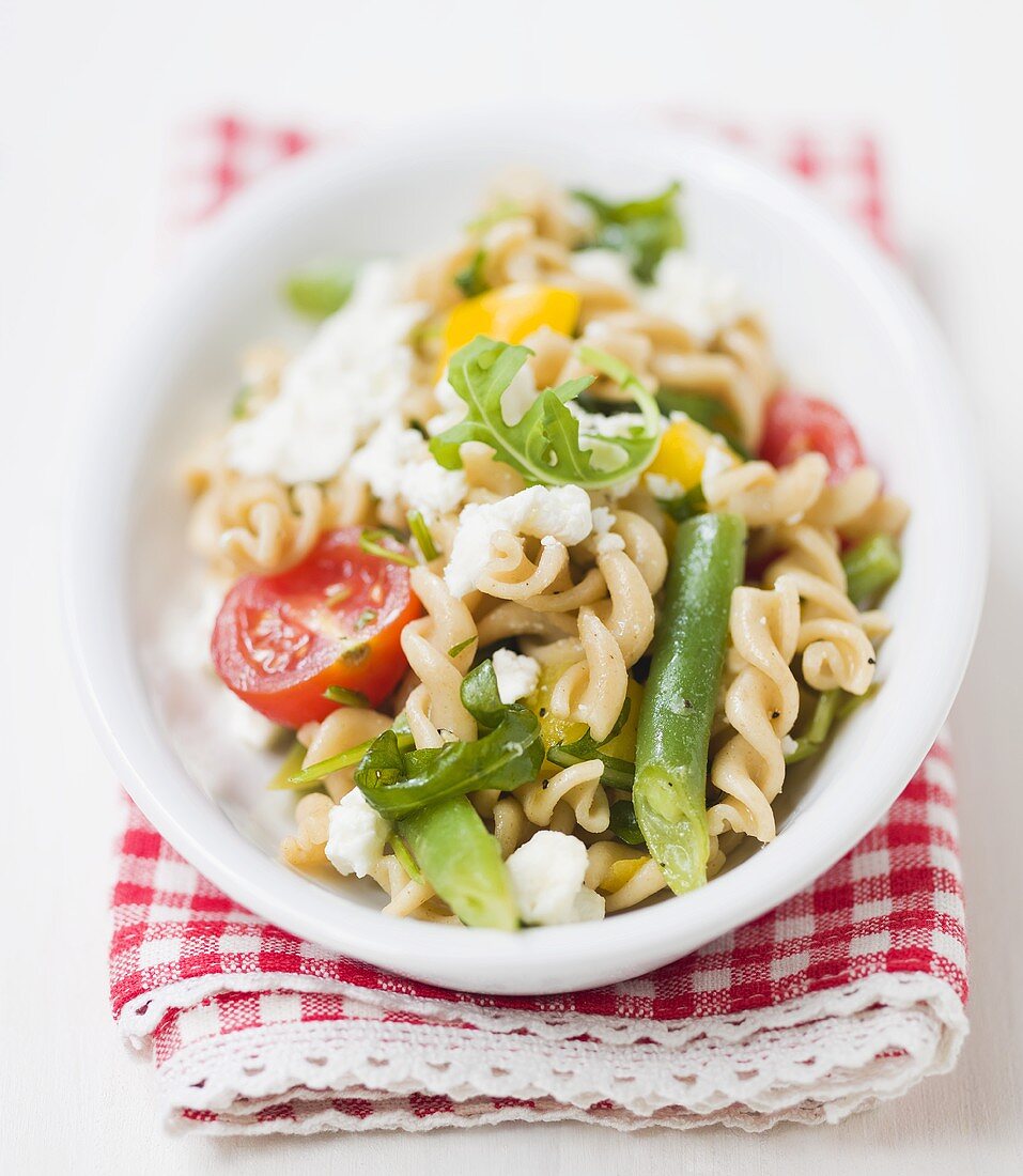 Nudelsalat mit Bohnen, Schafskäse und Tomaten