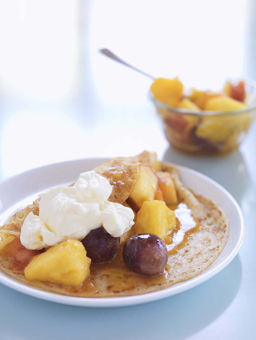 Pfannkuchen mit Karamell-Früchten und Sahne