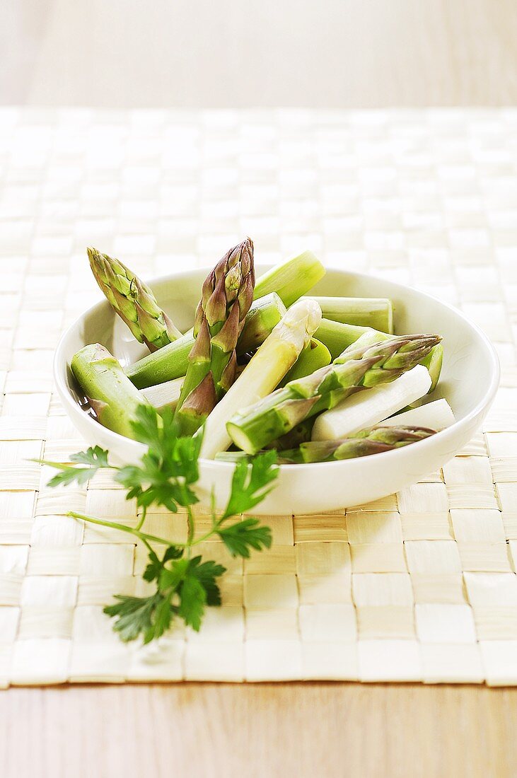 Green and white asparagus in a bowl