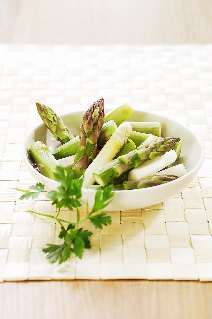 Grüner und weisser Spargel in einer Schale