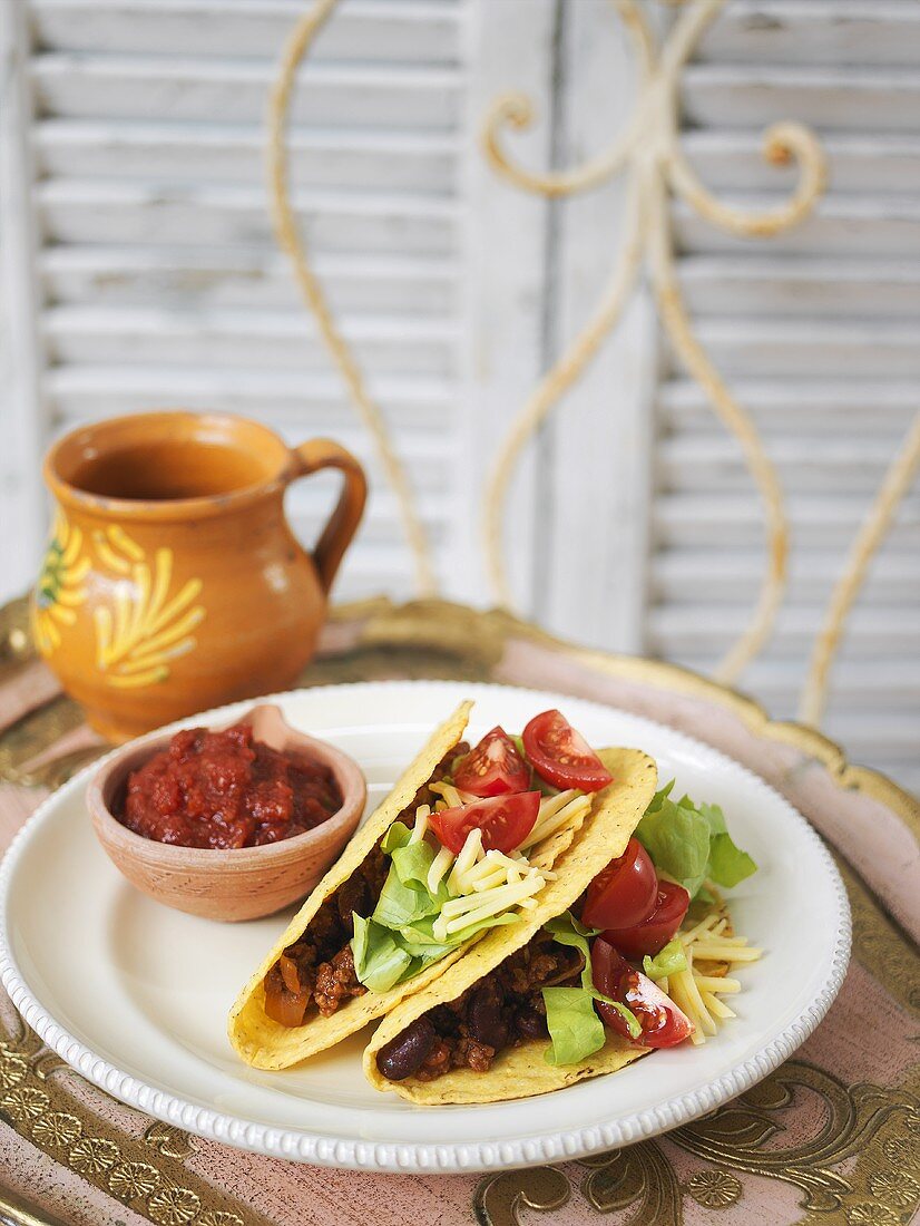 Taco mit Chili con Carne, Salat und Käse