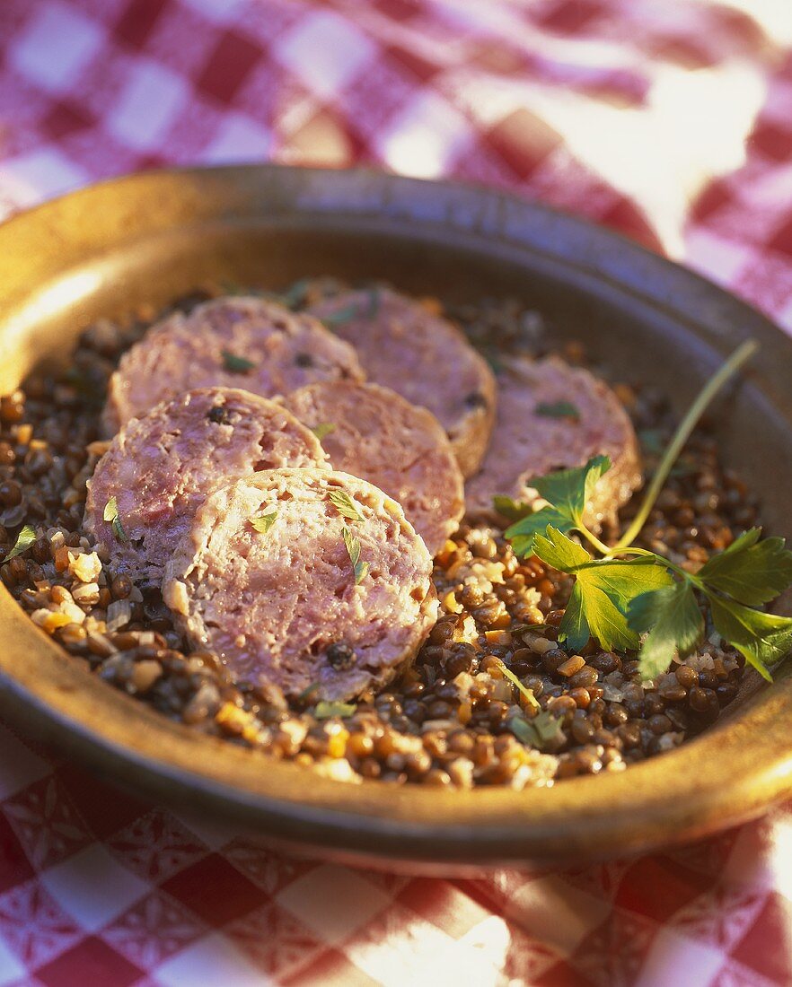 Lukewarm lentil salad with sausage