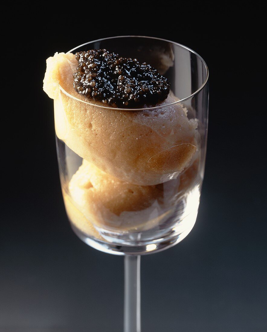Fischsorbet mit schwarzem Kaviar