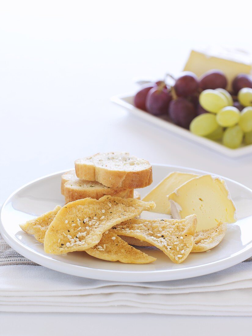 Crostini and pita crisps with Brie and grapes