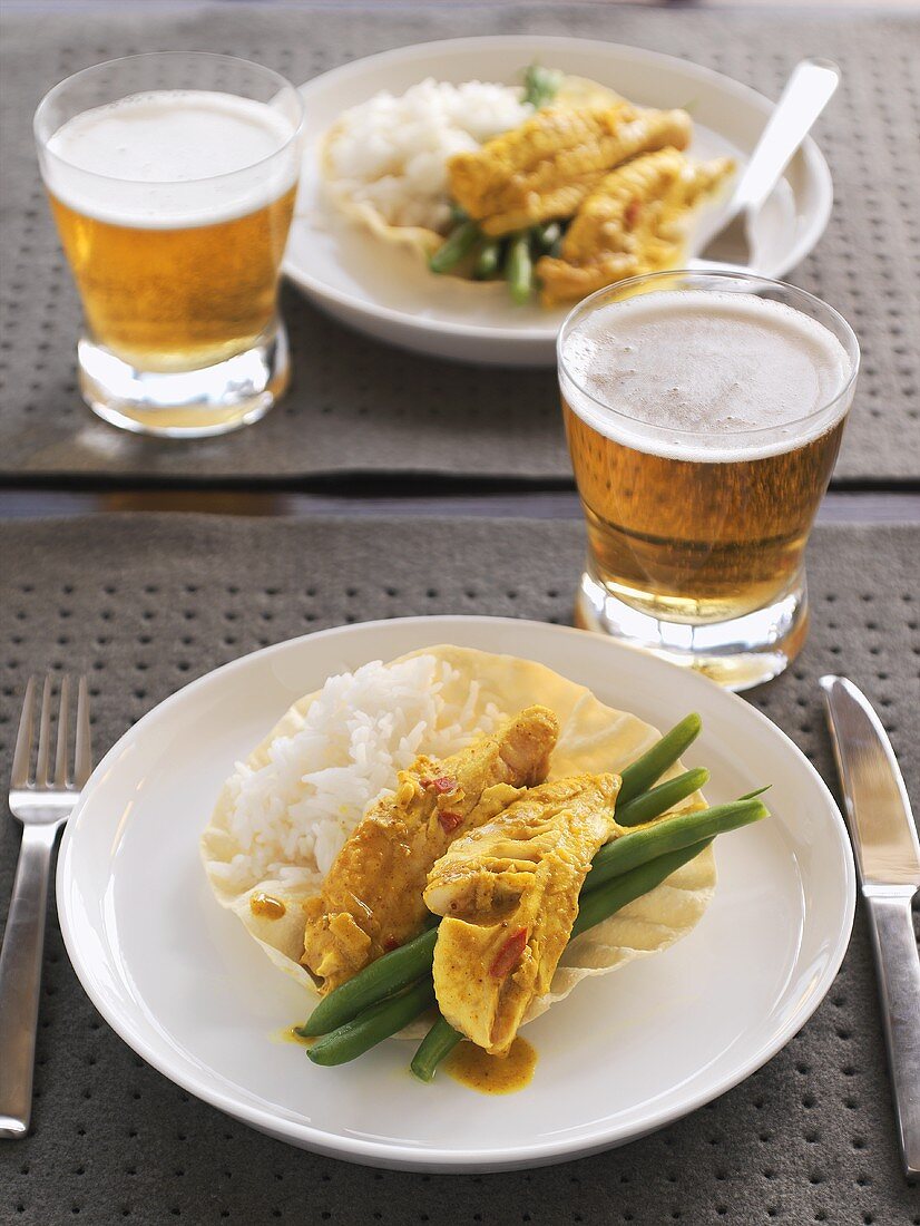 Fischfilet mit Currysauce, Bohnen, Reis und Bier