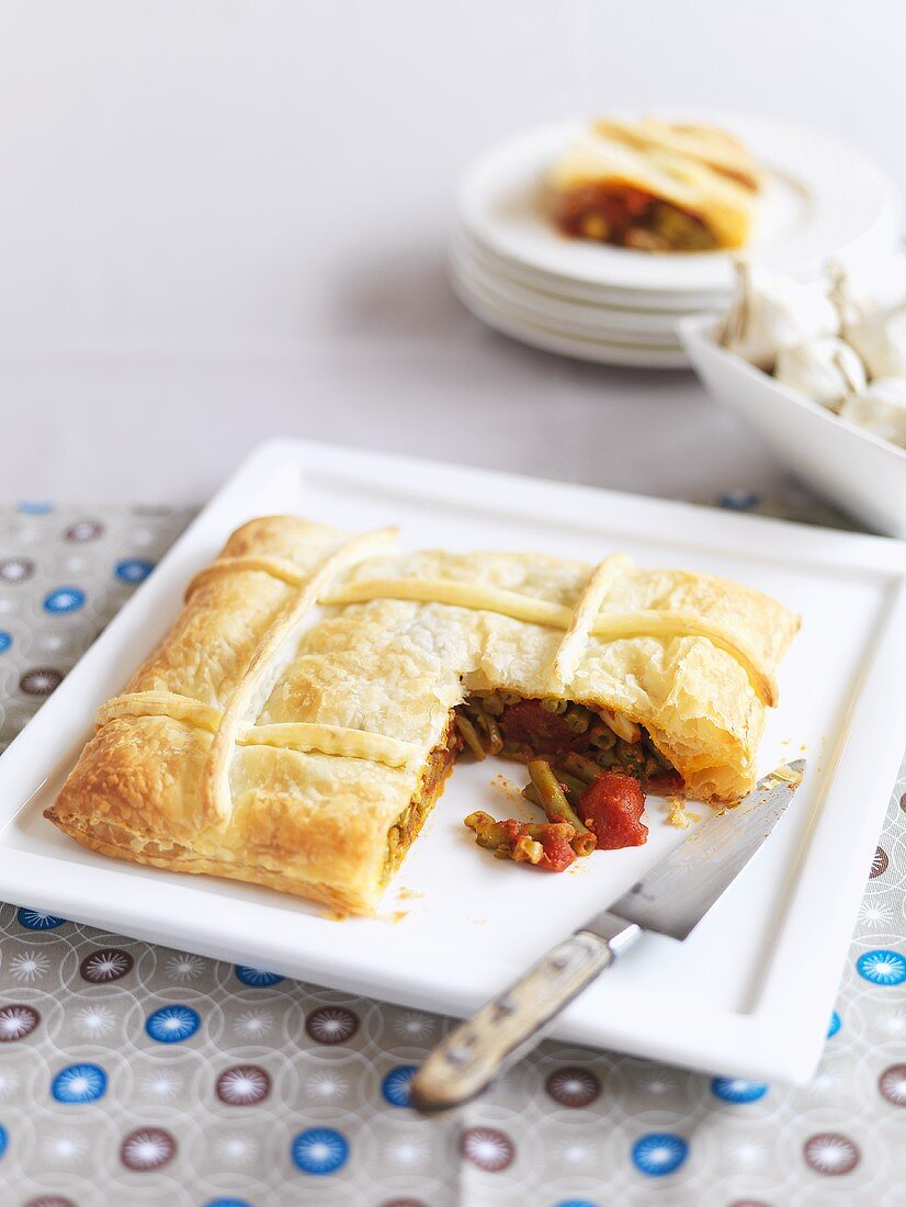 Green bean and tomato pie with puff pastry