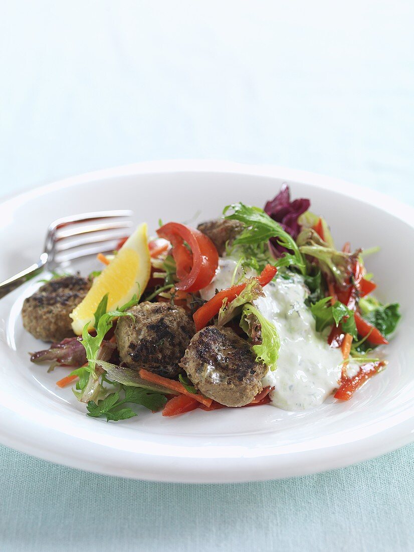 Hackbällchen mit Salat und Joghurtdressing