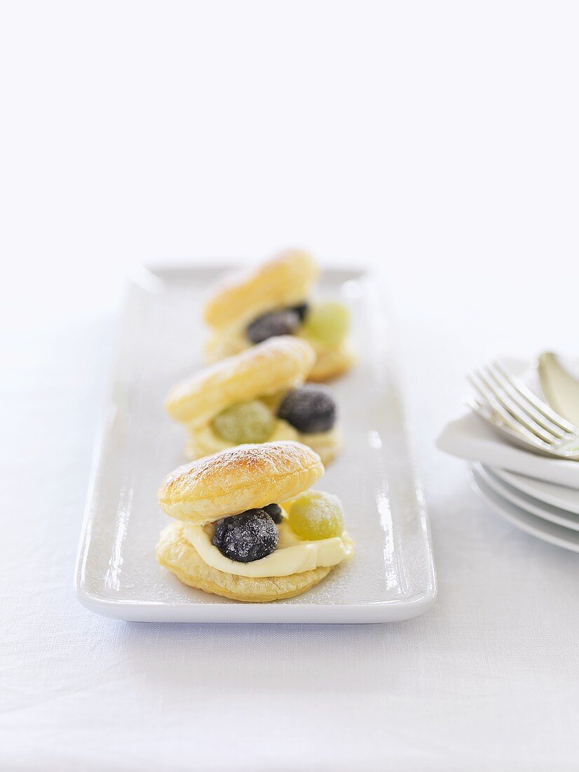 Puff pastries filled with cream and grapes