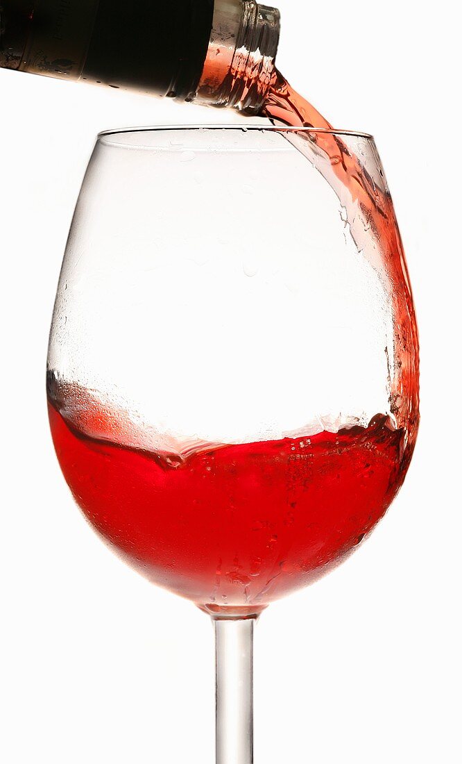 Ein Glas Rosewein einschenken