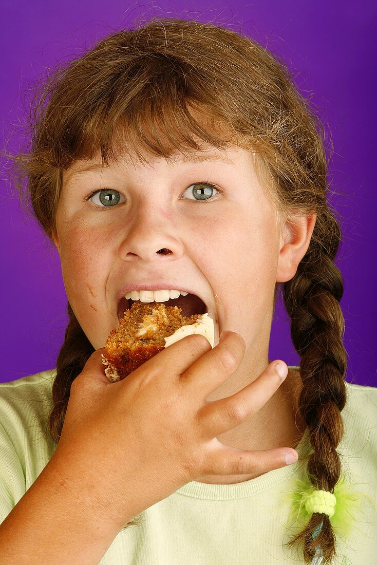 Mädchen isst Karottenkuchen