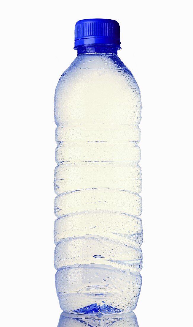 Eine Plastikflasche mit Mineralwasser
