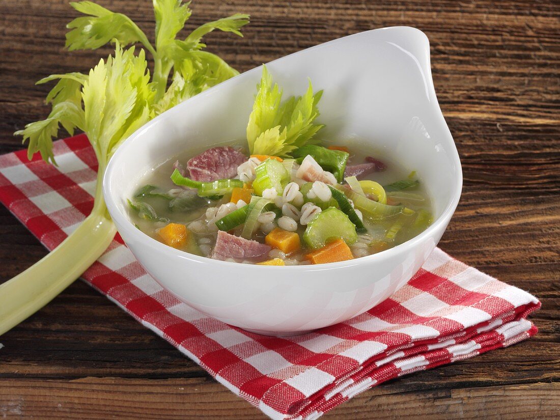 Tiroler Gerstensuppe mit Selchfleisch und Gemüse