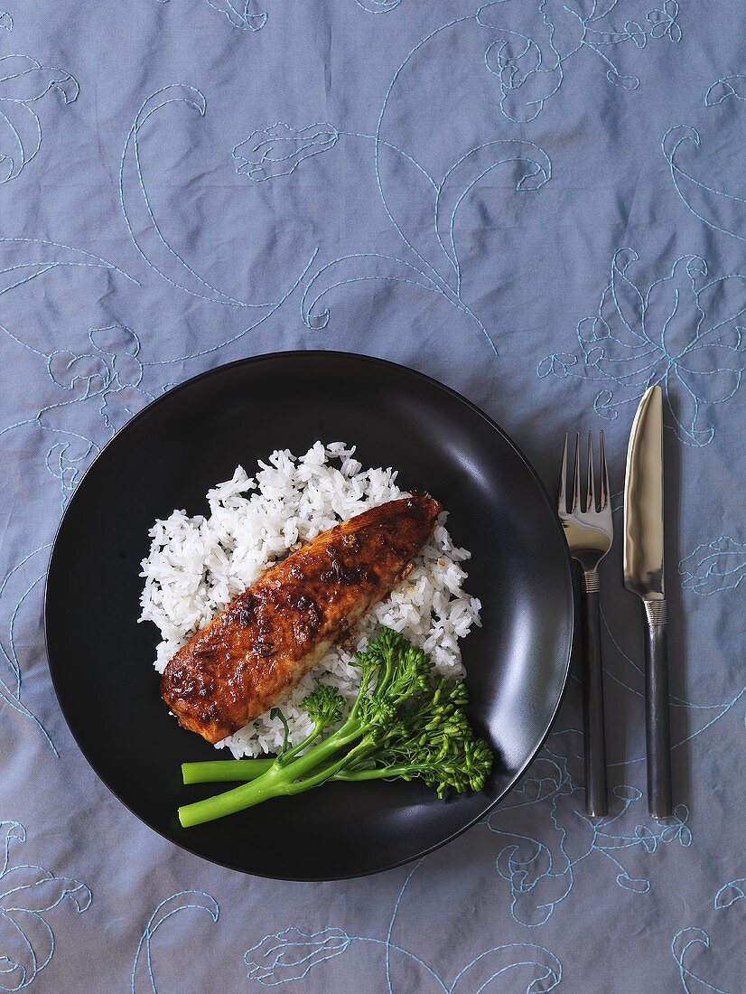 Fischfilet mit Reis und Brokkoli auf asiatische Art