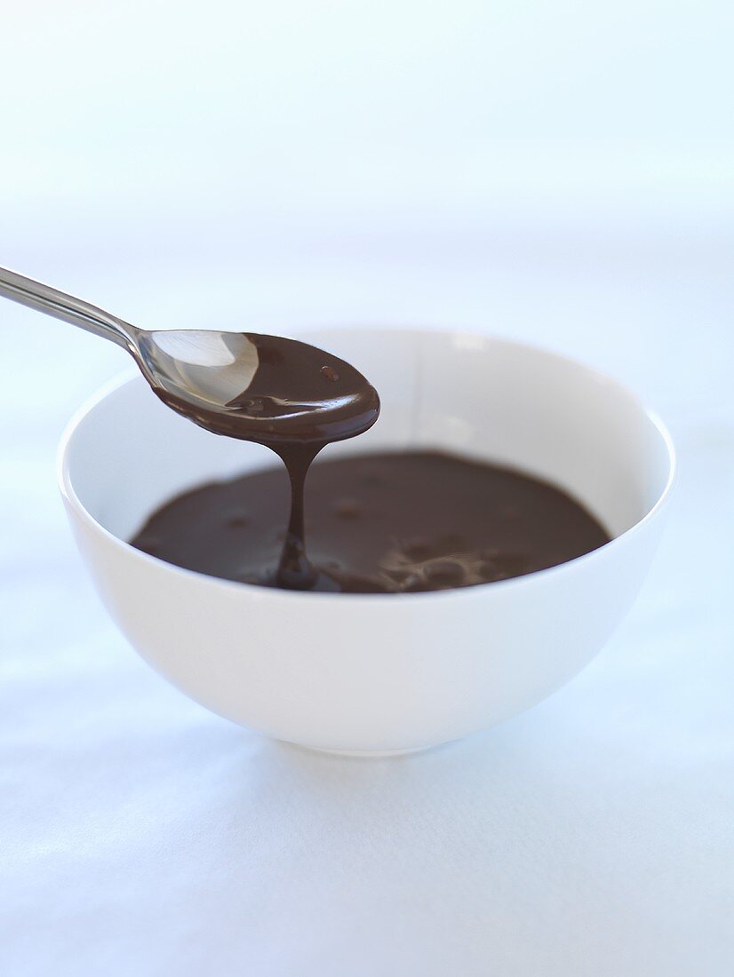 Selbstgemachte Schokoladensauce mit Löffel