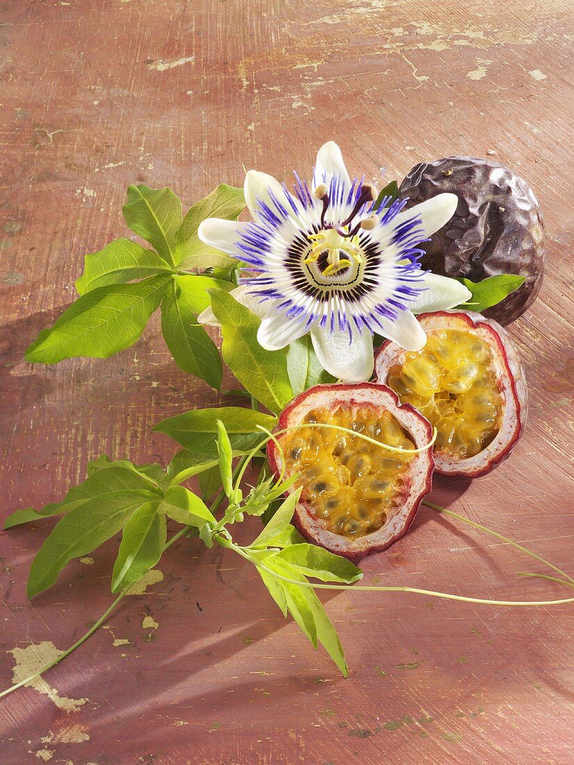 Passionsfrucht (Maracuja) mit Passionsblume