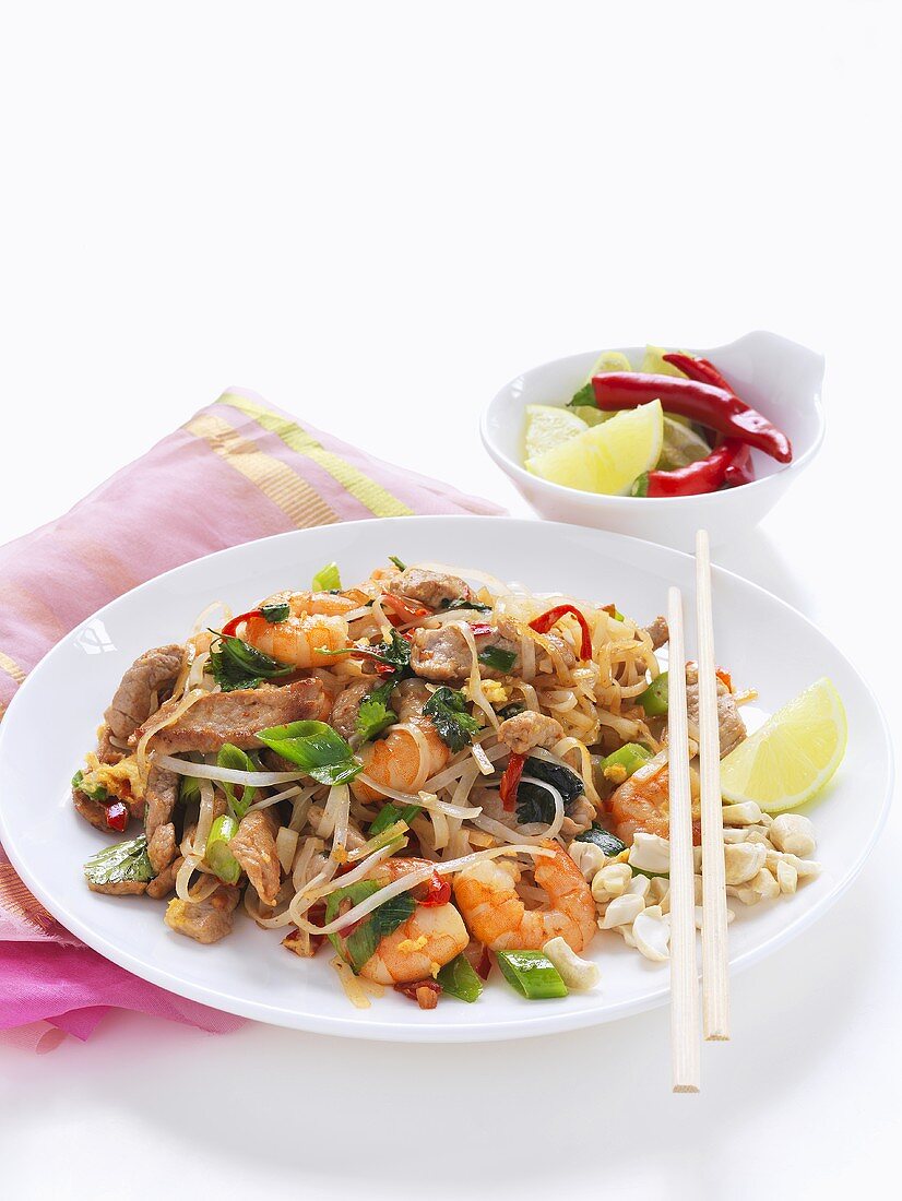 Pad Thai (Rice noodles with prawns and chicken, Thailand)