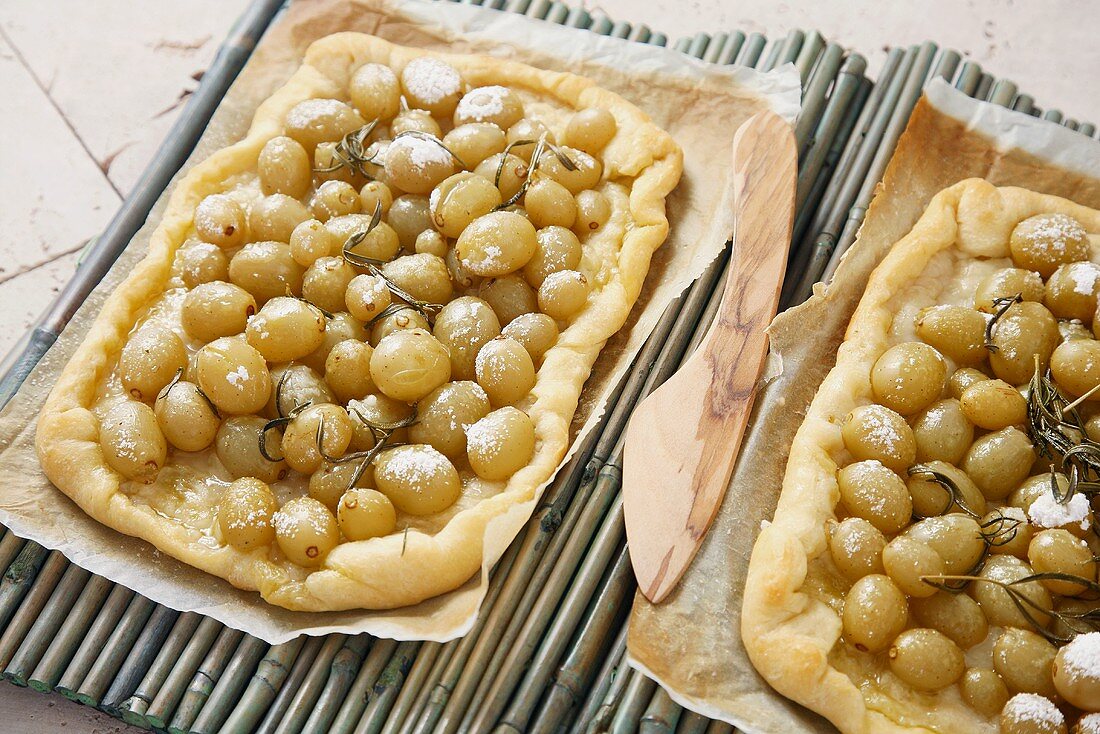 Focaccia mit Trauben und Rosmarin