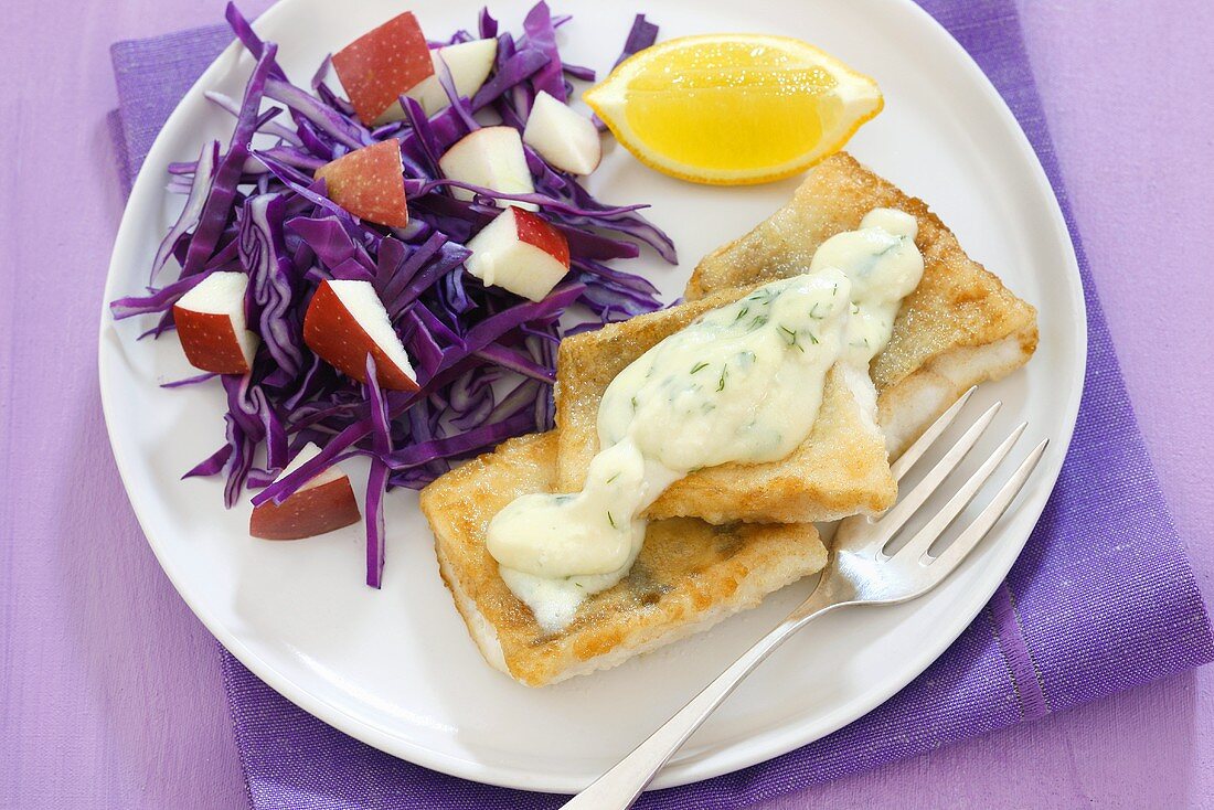 Fish fillets with horseradish sauce, red cabbage and apple