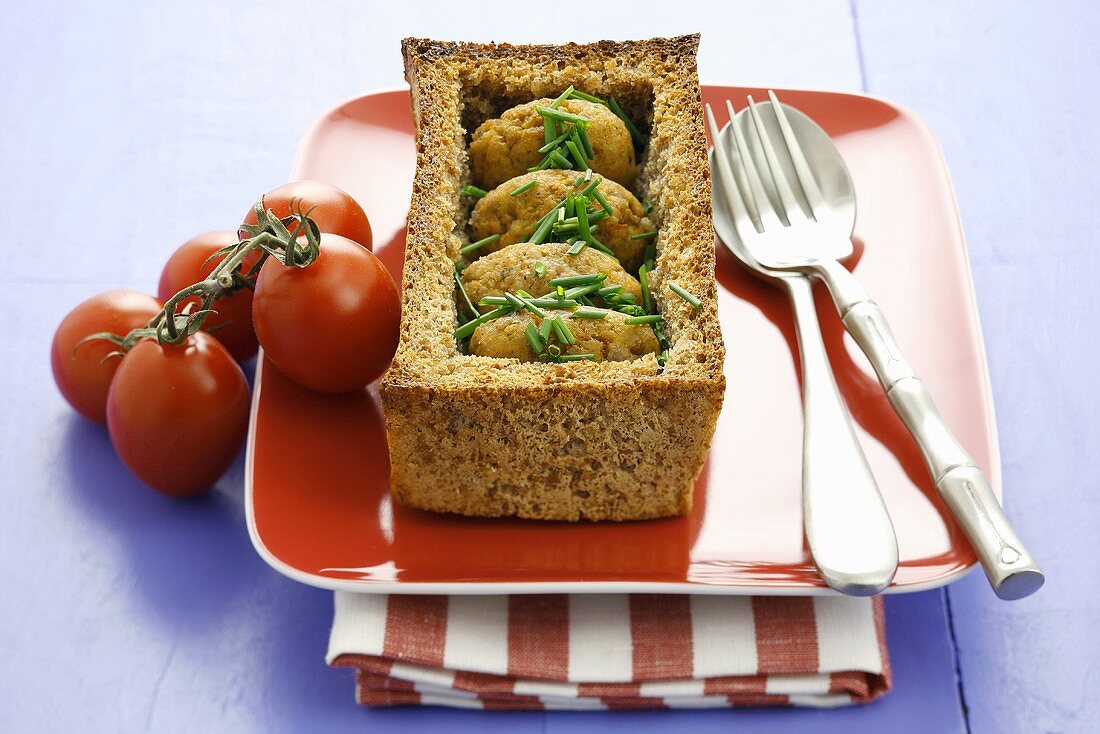 Ausgehöhltes Kastenbrot mit Hackbällchen