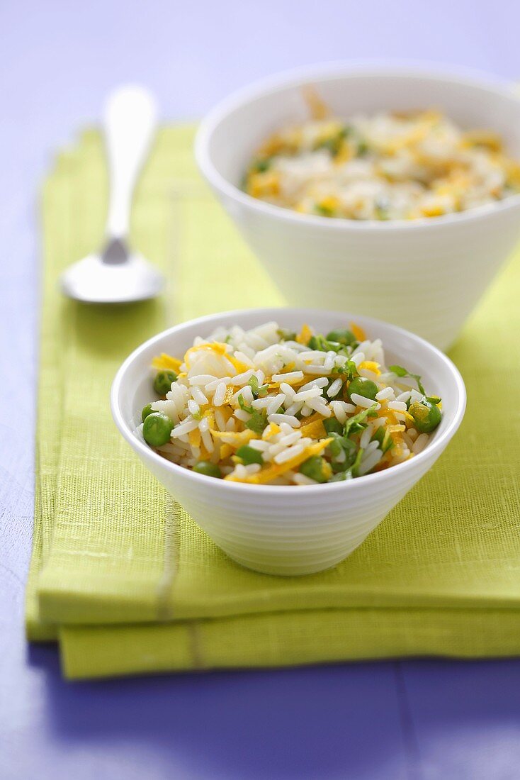 Reissalat mit Karotten und Erbsen