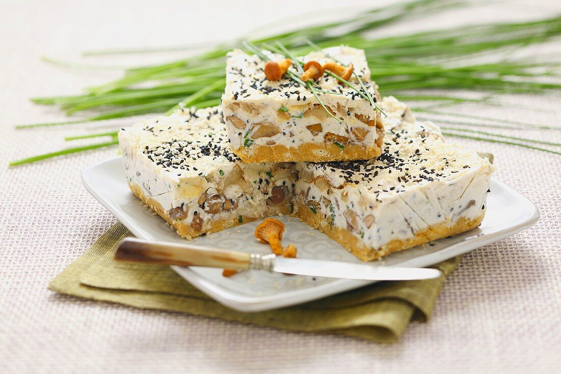 Savoury cheesecake with chanterelles and sesame seeds