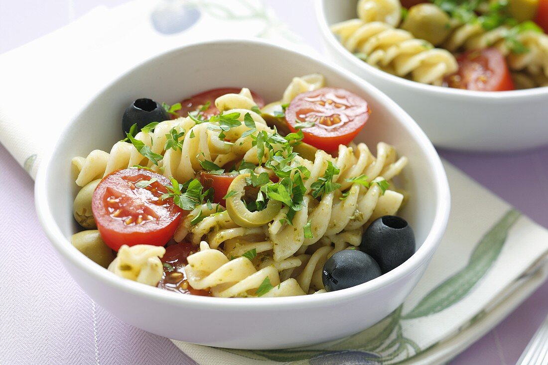 Nudelsalat mit Fusilli, Oliven, Tomaten und Basilikum