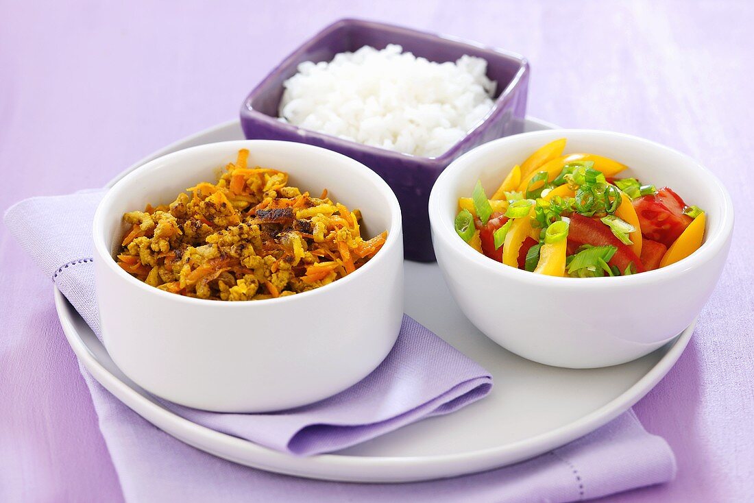Schweinefleisch mit Curry, Reis und Paprikasalat