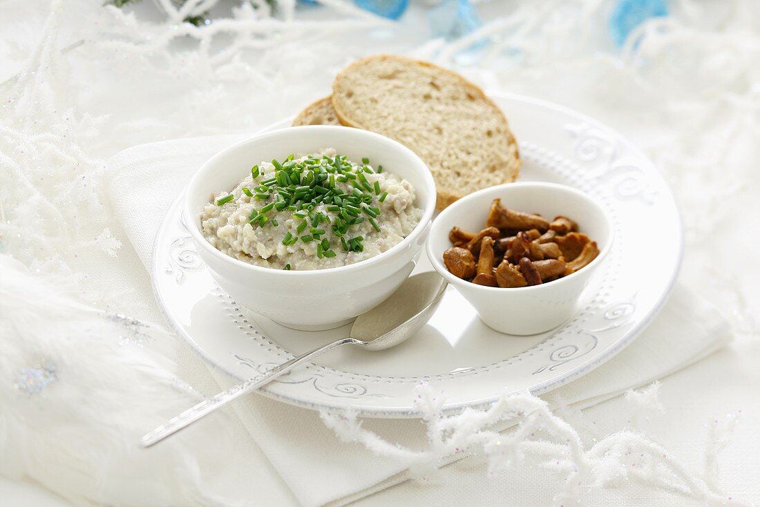 Fischcreme mit Schnittlauch und marinierte Pfifferlinge