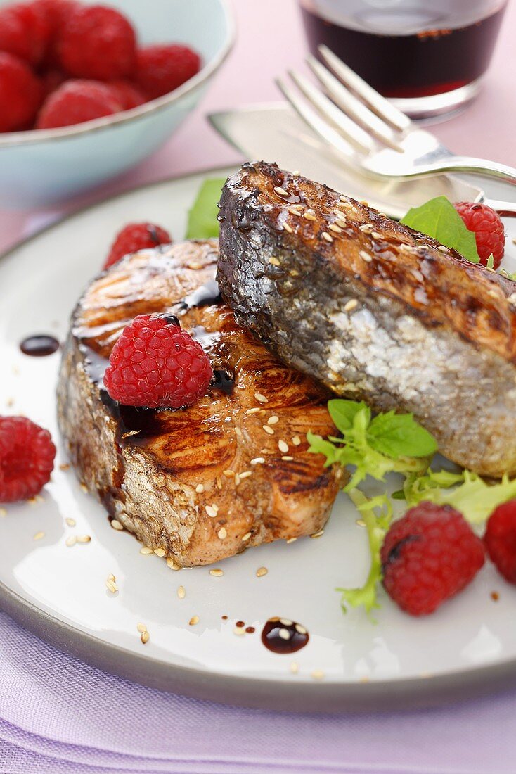 Fried salmon with raspberries and balsamic vinegar