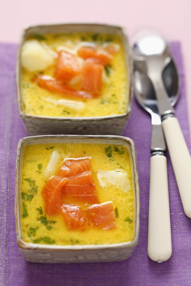 Kartoffelsuppe mit Räucherlachs und Petersilie