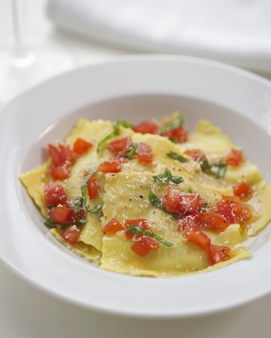 Selbstgemachte Ravioli mit Tomaten und Basilikum