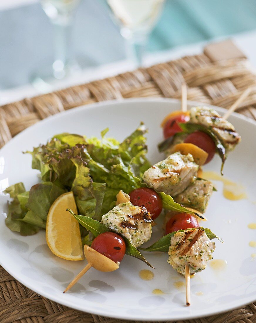 Grillspiesse mit Schwertfisch und Tomaten