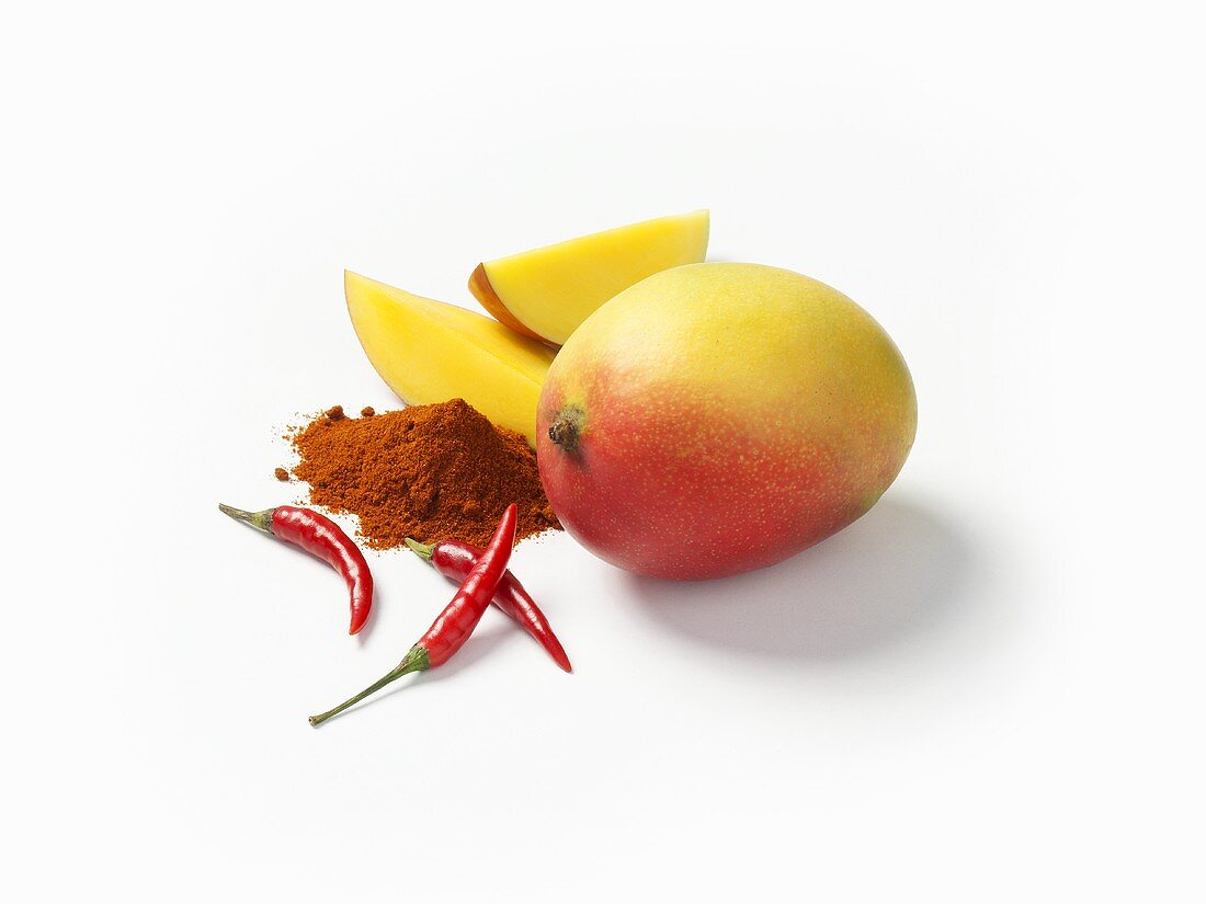 Mango mit Chilipulver und Chilischoten