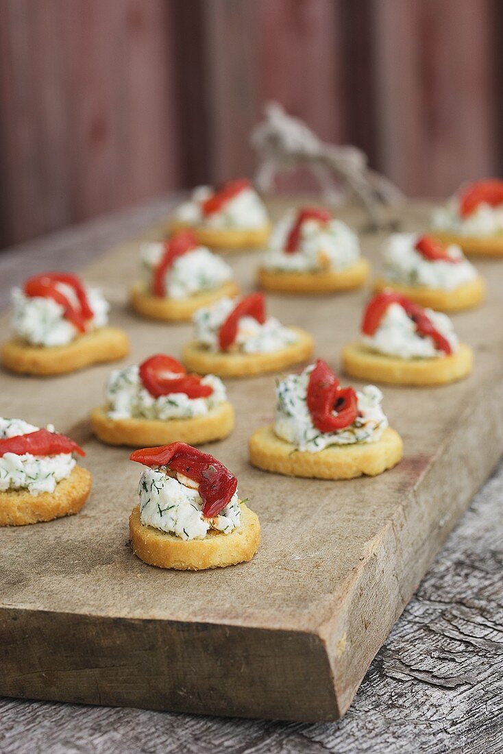 Canapés with cream cheese and peppers