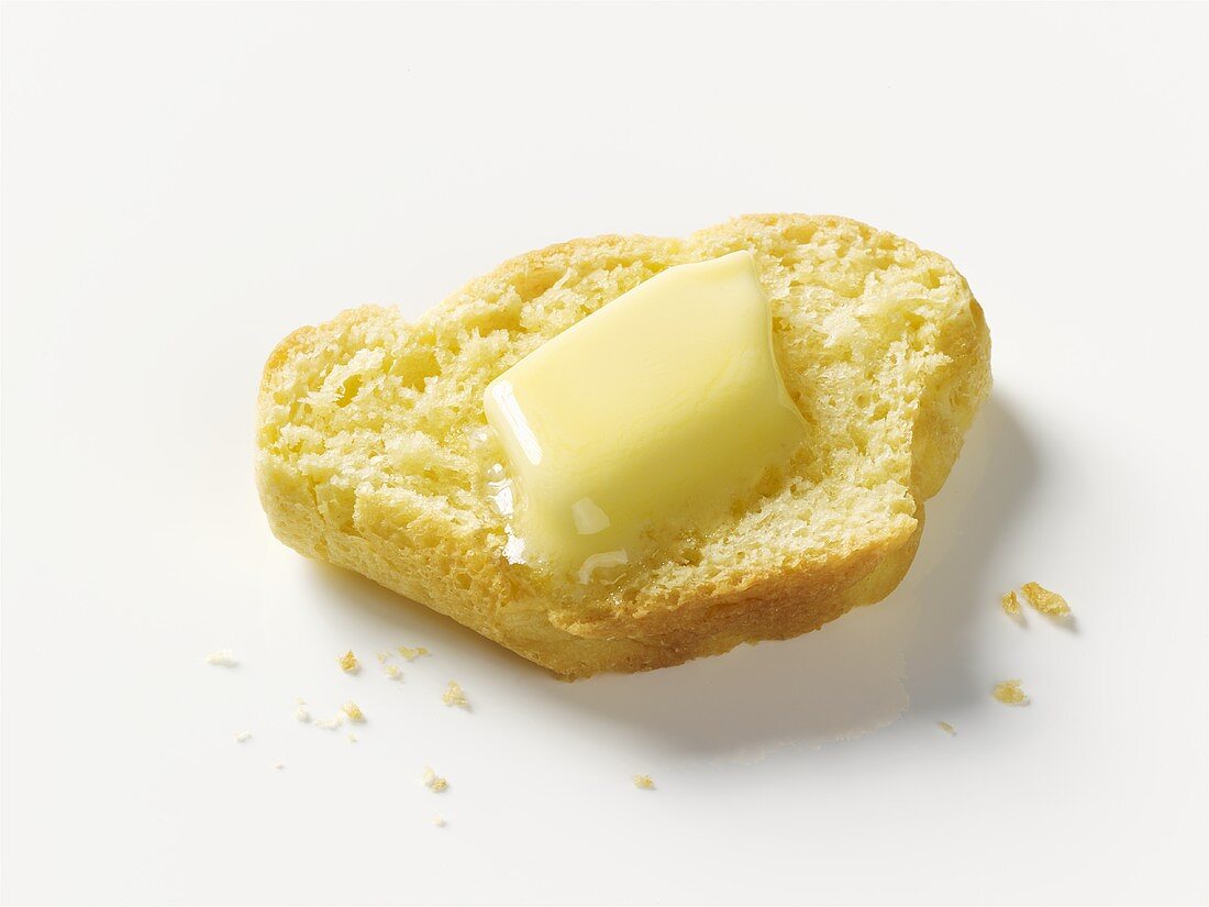Ein Stück Brioche mit Butter
