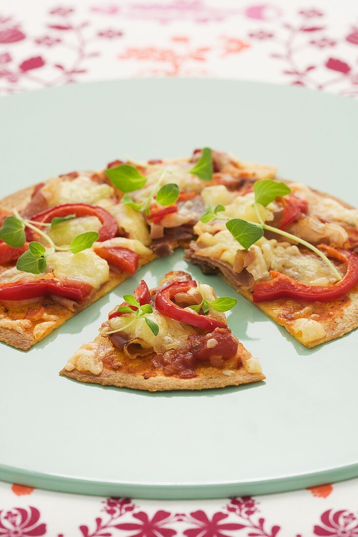 Pizza mit Ananas, Paprika und Tomaten