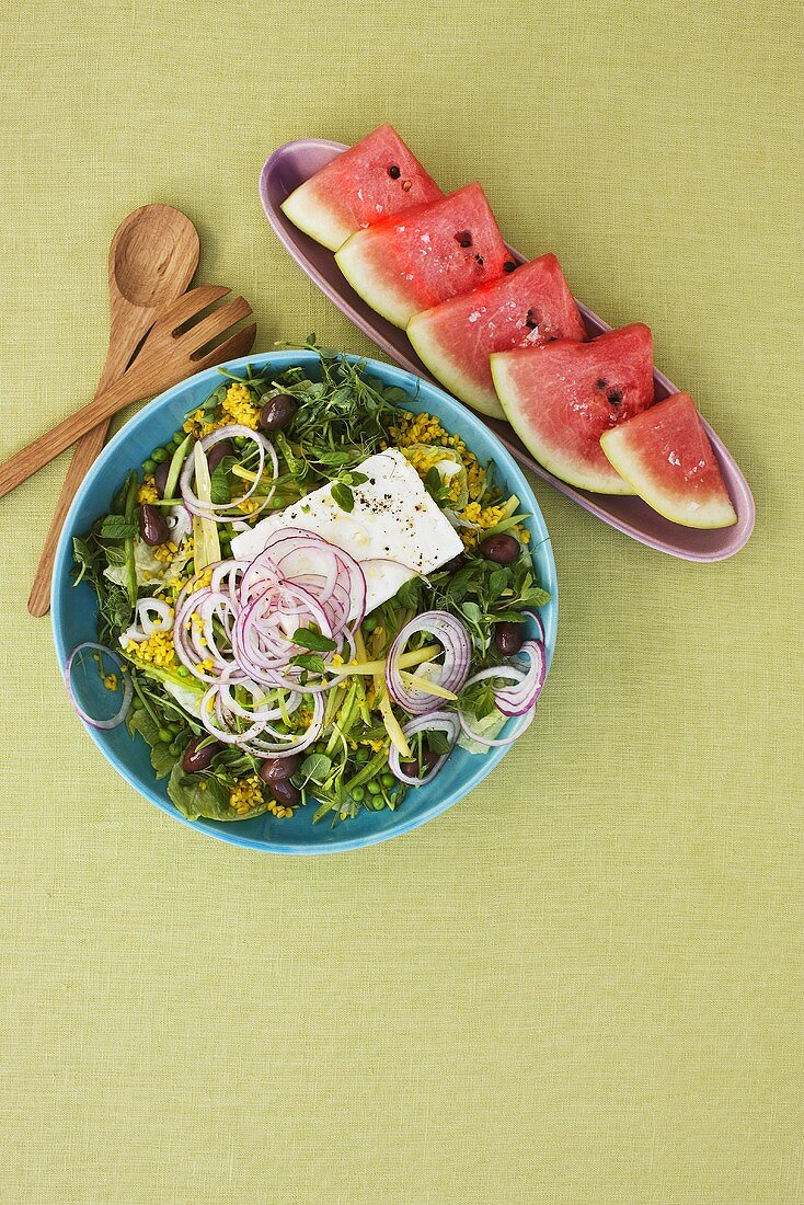 Salat mit Feta und Zwiebeln und Wassermelone