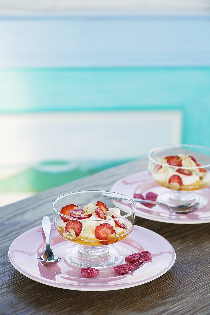 Joghurt mit Erdbeeren, Mandeln und Honig