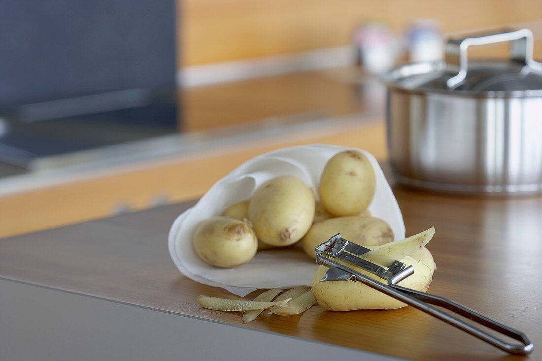 Potatoes with potato peeler