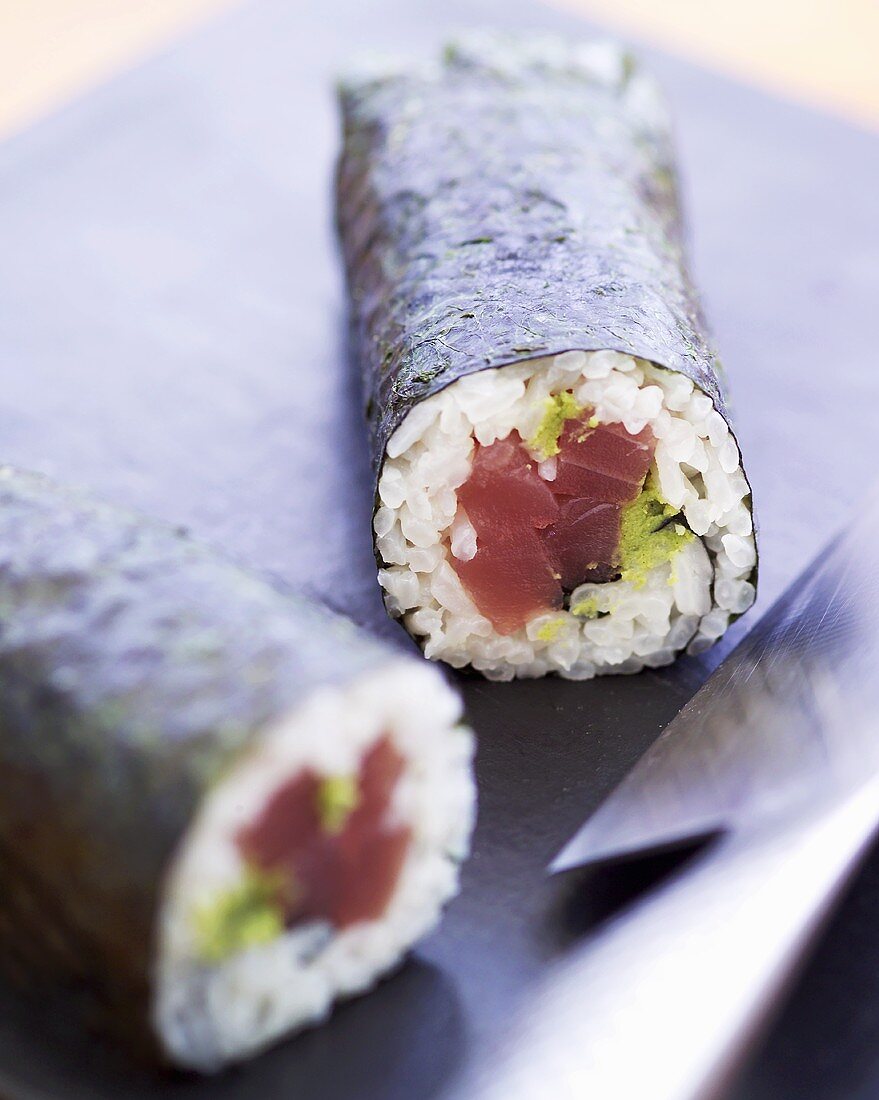 Tekka-Maki (Maki-Sushi mit Thunfisch) – Bilder kaufen – 378766 StockFood