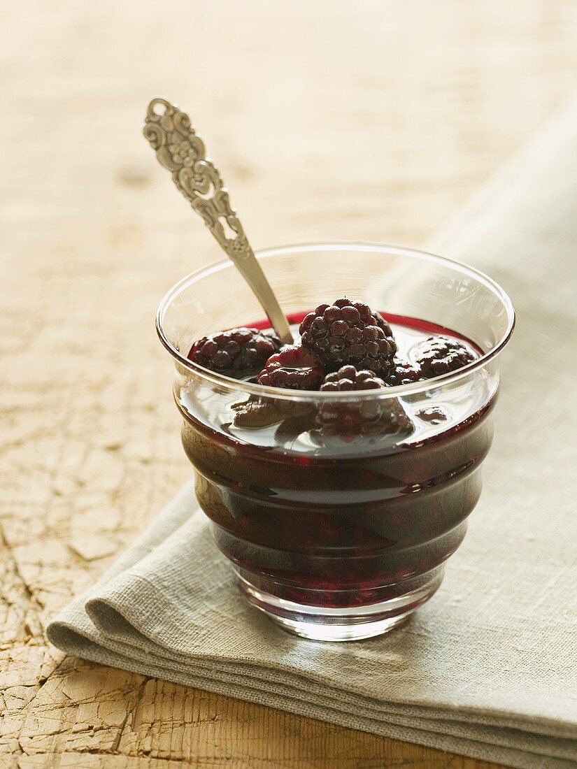 Brombeermarmelade mit Löffel im Glas